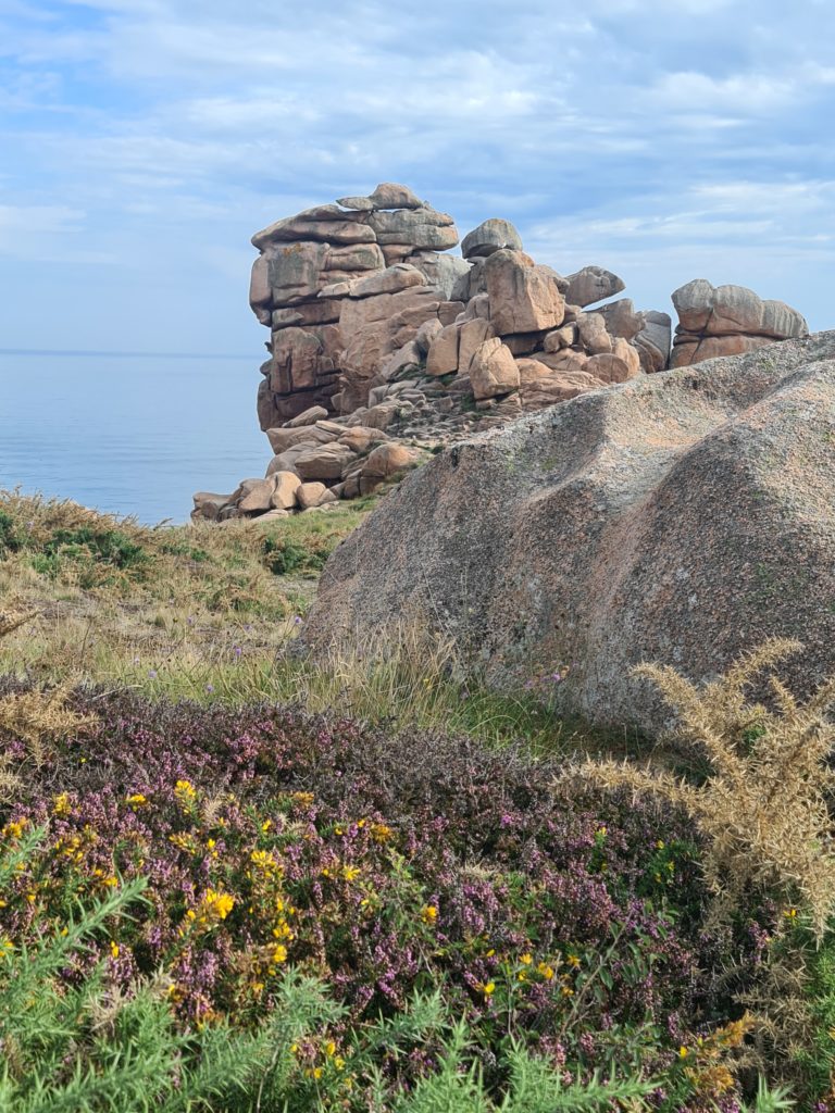 Chaos rocheux sur la Côte de Granit Rose en Bretagne