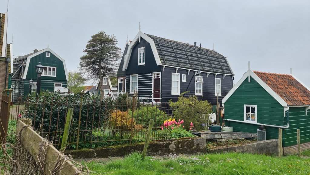 Volendam, village de la Markermeer et ses voisins sont à visiter impérativement lors d'un voyage aux Pays-Bas.