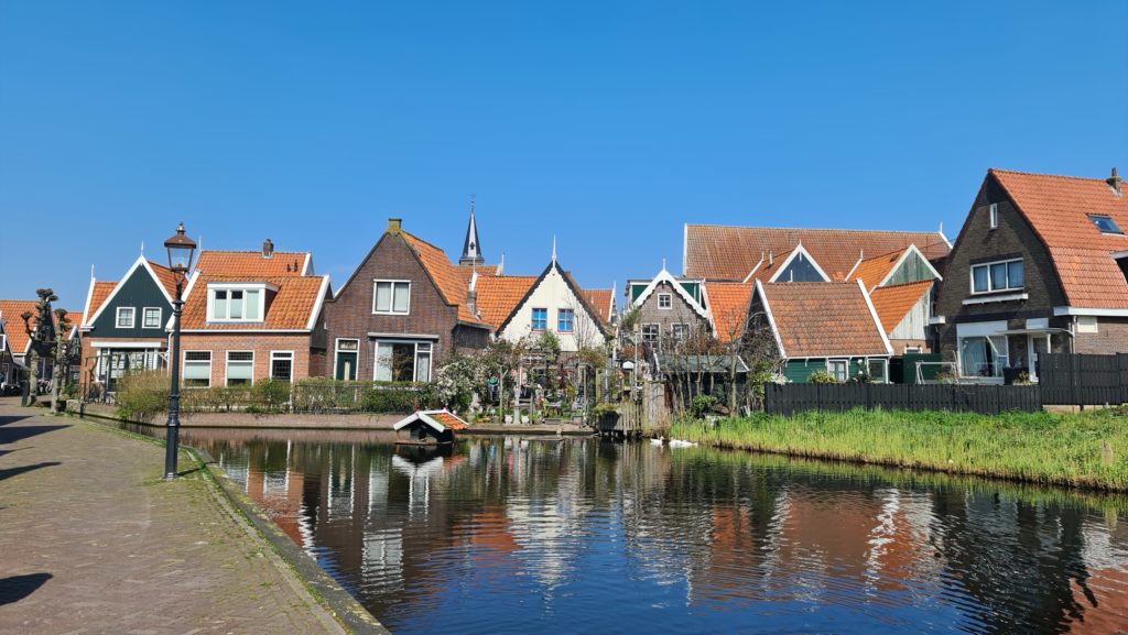 Volendam, village de la Markermeer et ses voisins sont à visiter impérativement lors d'un voyage aux Pays-Bas.